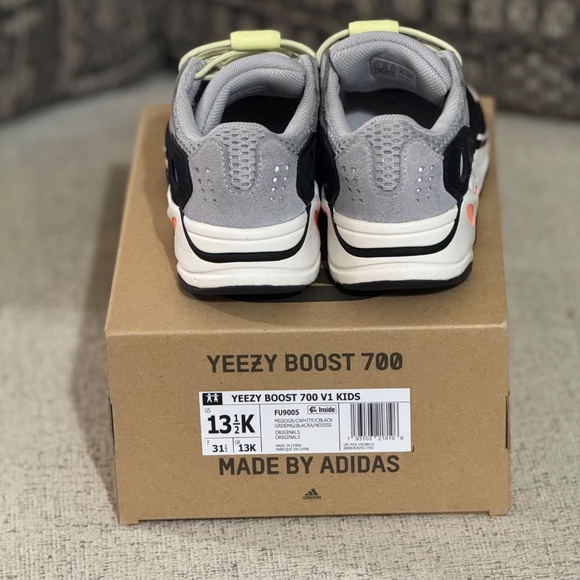 adidas YEEZY Boost 700 - Picture 6 of 8